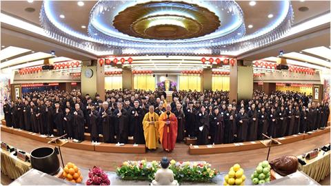佛光山新年小巨蛋萬人法會　甘露灌頂滌熱惱三皈五戒淨身心