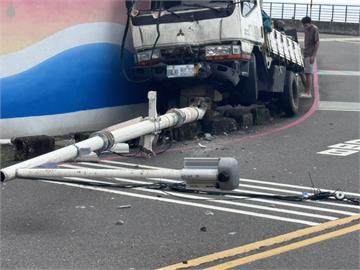 基隆酒駕男橫衝直撞　路燈成最慘受害者