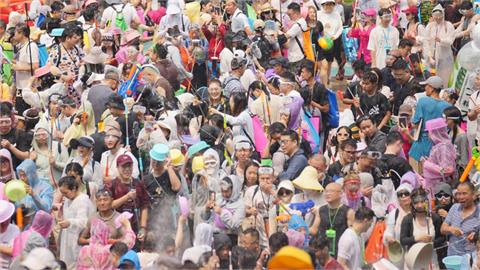 24歲男參加泰國潑水節被下毒手！遭跨性別當街「輪流種草莓」強行猥褻