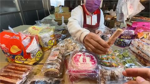 熱情滿滿！中國人妻辦年貨買零嘴「被攤販狂餵食」　笑喊：阿姨太大方了