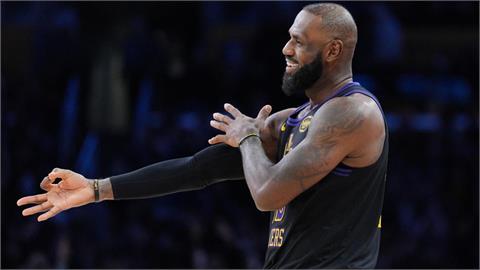 NBA(影)/三分進球榜超越大嘴米勒!詹皇生涯23季首秀再現「經典灑粉」眾人搶拍