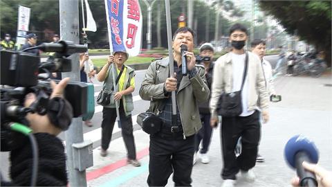 民眾黨上凱道集會大亂　　游智彬「亂砸水球」　吃屎哥高喊柯貪污