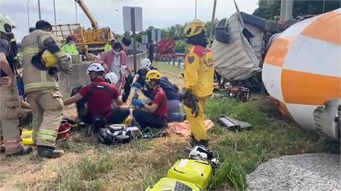 快新聞／國1水泥車翻覆！失控猛撞護欄畫面曝　駕駛受困2小時送醫