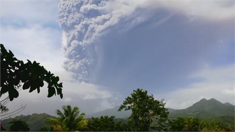 休眠42年！台灣友邦聖文森「索夫瑞火山」爆發 灰煙高達15公里破紀錄