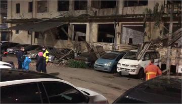 規模6.7強震震垮新竹國賓戲院舊址鐵架、磚頭 底下一排汽車全毀！