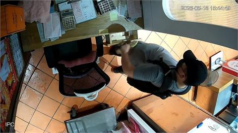 手法老練！迪化街魚丸批發商遭竊　男摸走15萬鈔票「不忘擦指紋」