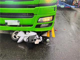 【有片】擠不進待轉區！他「改停這」慘遭曳引車撞倒　驚險畫面曝