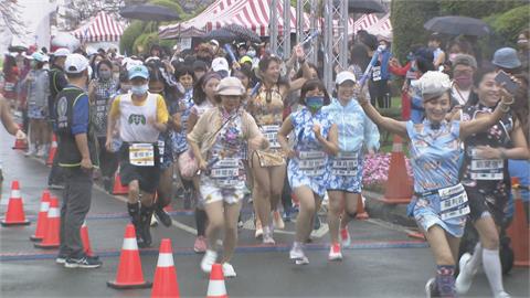 全球首次「旗袍」路跑！穿上高衩旗袍　男性跑者：不習慣！