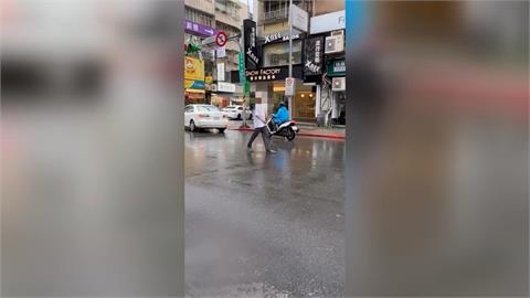 內湖怪男大馬路對車狂罵！　出手拍打待轉車輛用路人嚇壞
