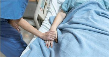 漸凍父僅剩眼能動　兒見注音板拼出「拔掉」心碎點頭：最後一課是善終