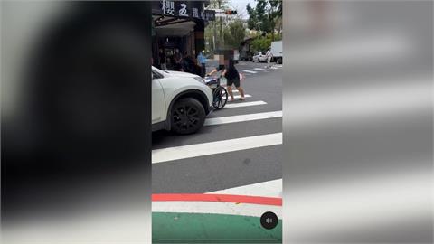 輪椅大戰休旅車！女推輪椅疑闖紅燈與駕駛爆衝突互不相讓