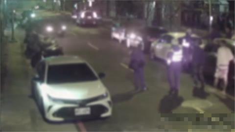 新北5車違停紅線阻礙交通　警獲報到場開單竟「有人求救」