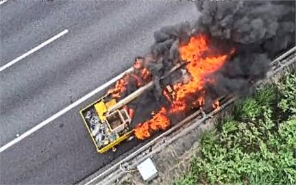 快新聞／國3通霄段工程車陷火海！黑煙沖天阻視線　數公里塞爆