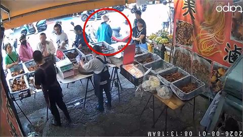連偷3次！　女子夾了滷味偷塞包　店家怒報警逮人