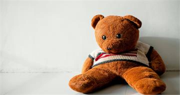 日男送玩偶「暗藏GPS定位」! 孕婦收下曝住處遭上門砍死