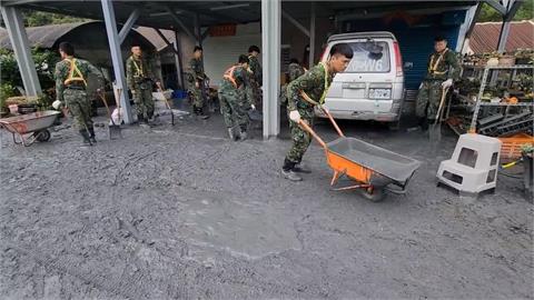 國軍進駐花蓮災區協助清理 災民返家取物滿滿無奈