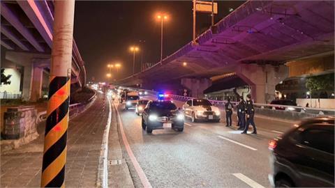 高雄警攔查可疑車輛　竟「加速逃逸」警連開15槍以車追人