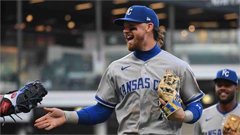 MLB(影)／超罕見雙殺守備！皇家內野「5-6-4-3」四星連線創下30年新紀錄