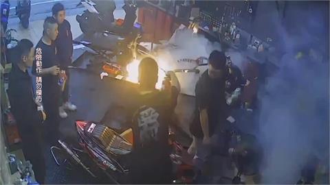 險釀火警！機車行突竄火眾人嚇傻 僅22歲機警師傅這樣做