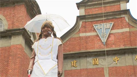 快新聞／超吸睛！建中蔣介石銅像扮「Ruby 蔣」　設計學生：找轉型正義第三條路
