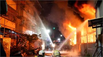 租車行大火波及7戶住宅 8輛車遭燒毀