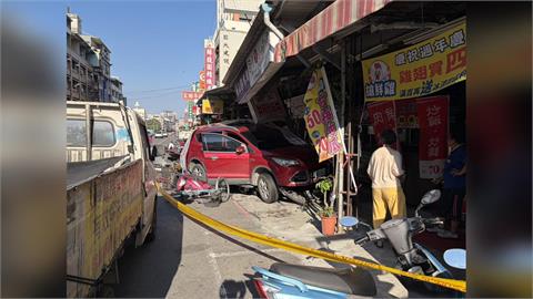 毒駕撞路旁汽機車 再撞進市場自助餐騎樓