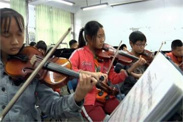 善心人士捐80把小提琴 小學生將赴美感恩旅