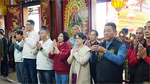 快新聞／何欣純跨13宮廟「走春」！合體蕭美琴30分鐘狂發千份福袋