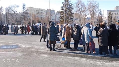 快新聞／俄稱「提供民生物資給烏克蘭難民」 　網酸：但排隊搶糖的是俄羅斯人