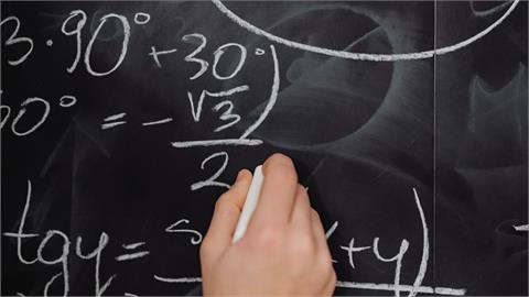 震撼數學界！AI隨手破解翻「87年未解難題」　他讚：科學加速不是講假的