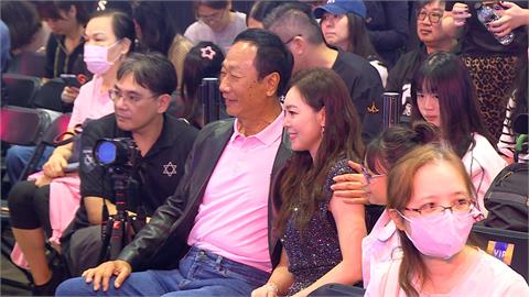 陪同曾馨瑩出席舞蹈大賽　郭台銘被問「這問題」燦笑沒回答