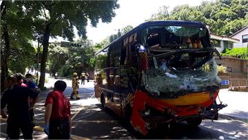 快新聞／陽明山遊覽車撞公車 24人傷1人疑骨折
