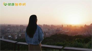 看夕陽為何能讓煩惱暫時退場？研究揭「敬畏感」效應　可能影響4面向