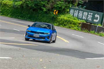 夠格當 VW Golf 的勁敵嗎？Opel Astra 用個性玩出奇特趣味！