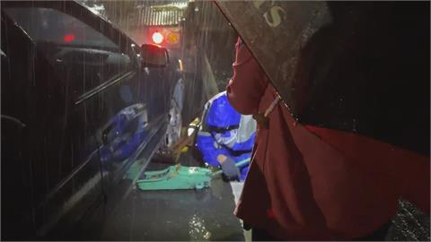 高雄大雨狂下2週！　大寮現「2米深天坑」　汽車閃不過陷入爆胎