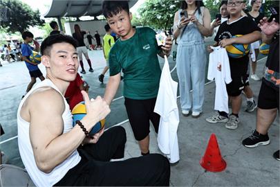 籃球／台灣隊球星來啦！男籃主帥圖齊、林秉聖下鄉指導彰化小球員