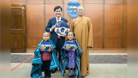 快新聞／高唱〈愛拚才會贏〉！24名賴索托院童來台巡演　林佳龍暖贈彩色鉛筆