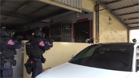 南投警破詐欺案攻堅民宅　剛好逮到要關19年通緝犯