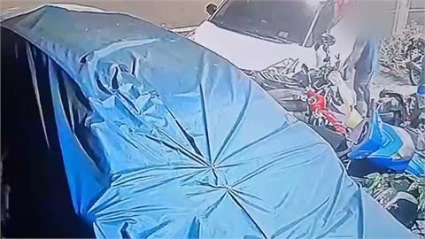 糊塗駕駛！男子恍神撞整排汽機車　大貨車不慎勾垮排樓鷹架
