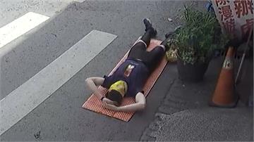誇張！中國遊客環島累了 直接打地鋪睡馬路