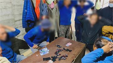 工地午休時間吵雜、進出人多遭檢舉警逮16名聚賭工人...逃逸移工也栽了