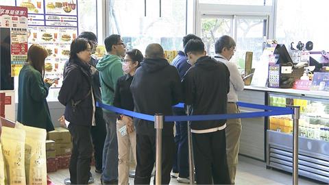 免費最香！速食店慶生送漢堡　民眾一早卡位人潮像貪食蛇