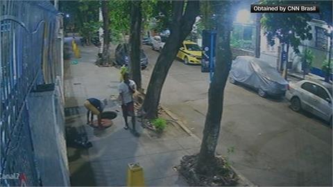 巴西女子路上行走滑手機 無預警