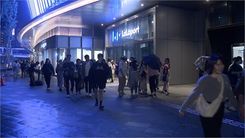 南港LaLaport又停電！美食街陷黑暗　民眾：第一次來就停電