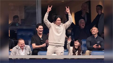 MLB(影)／今井達也還沒投球先圈粉！在NFL球場用「霸氣手勢」點燃休士頓熱情