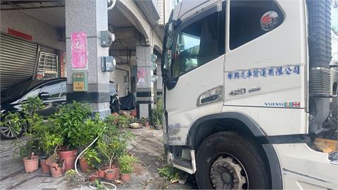 最新／太誇張！毒駕貨櫃車失控撞民宅　駕駛「驗出2種毒品」