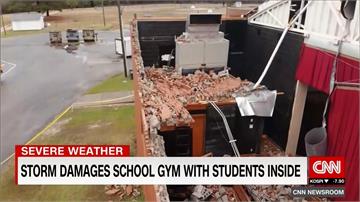 怪風強襲北卡學校 體育館牆毀屋頂遭掀飛