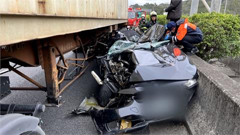 命大！BMW轎車被追撞擠壓變形　3人奇蹟生還只受到輕傷