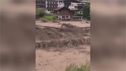 阿爾卑斯山區連日大雨　奧地利滑雪勝地聖安東爆泥流
