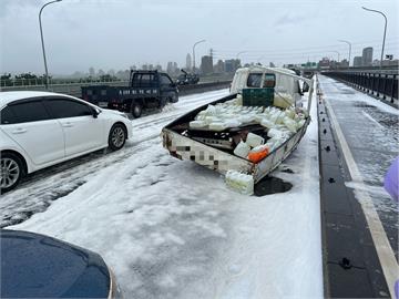 快新聞／下雪了？華江橋小貨車遭撞「清潔用品灑出」　橋面瞬成雪白大地